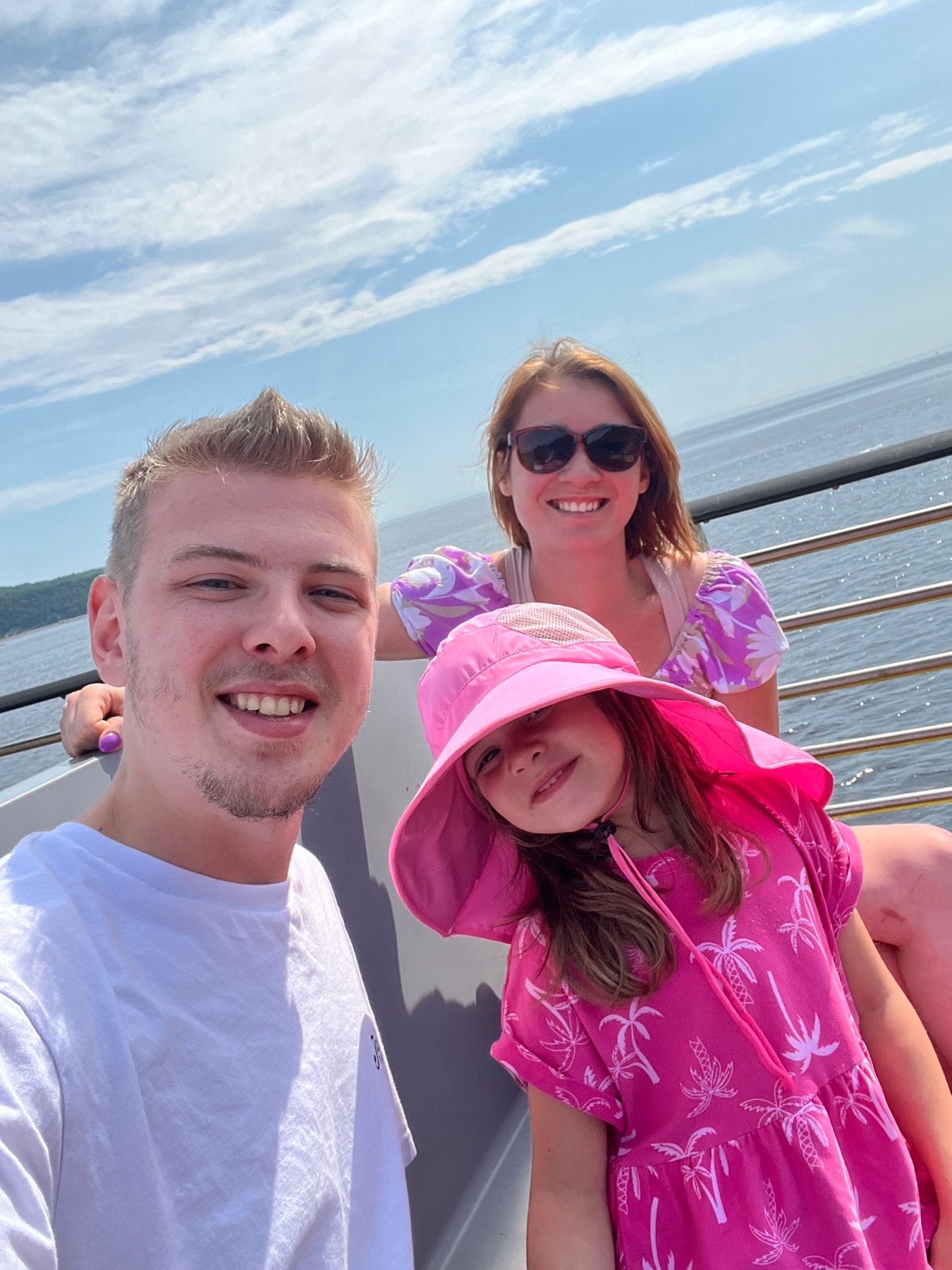 Photo de famille en selfie, sur un bateau, par une journée ensoleillée