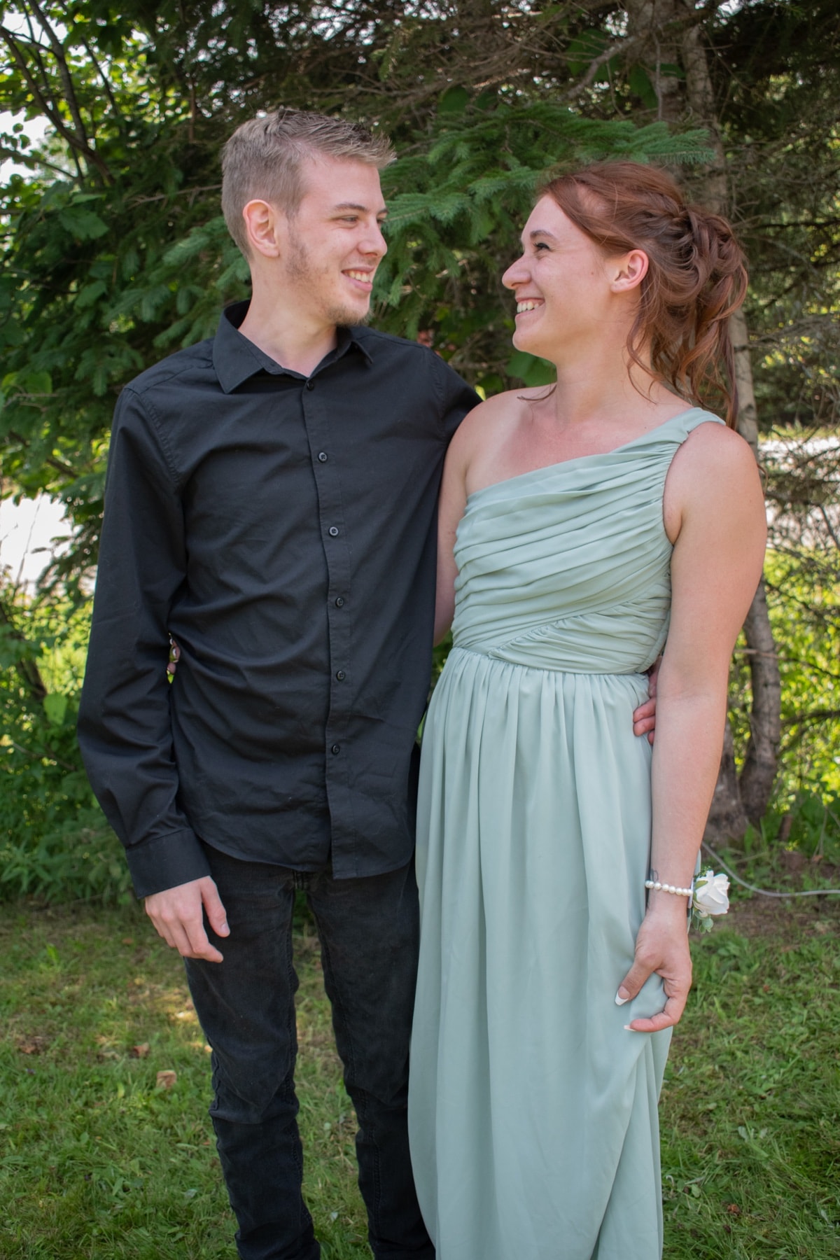 Portrait en couple, souriants, dans la nature